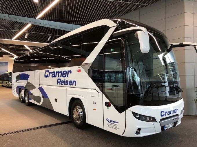 Unser 3-Achsen Business Komfort-Studien-Reisebus von Cramer Reisen aus Karlsruhe.